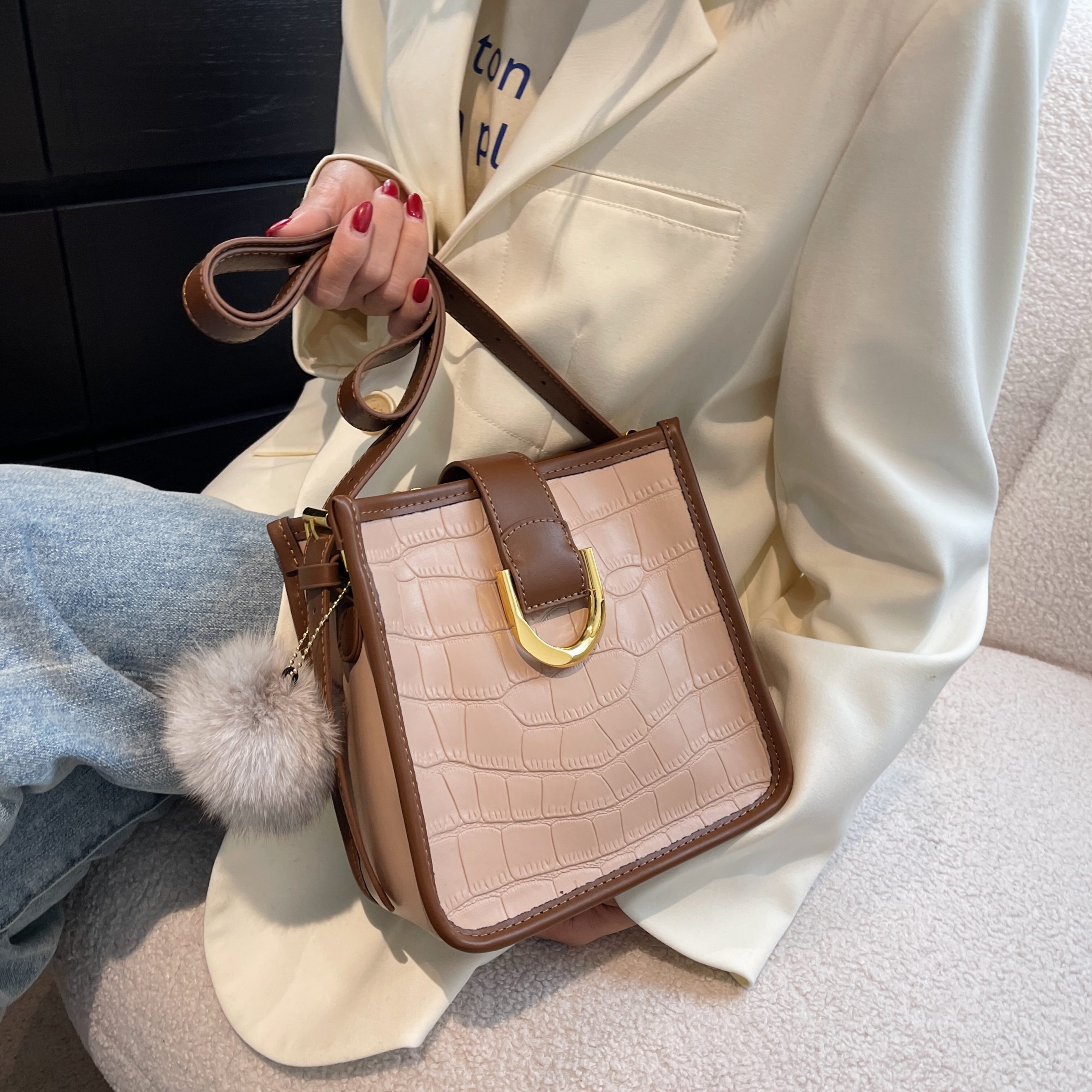 Croc-Embossed Leather Crossbody Bag - Image 6