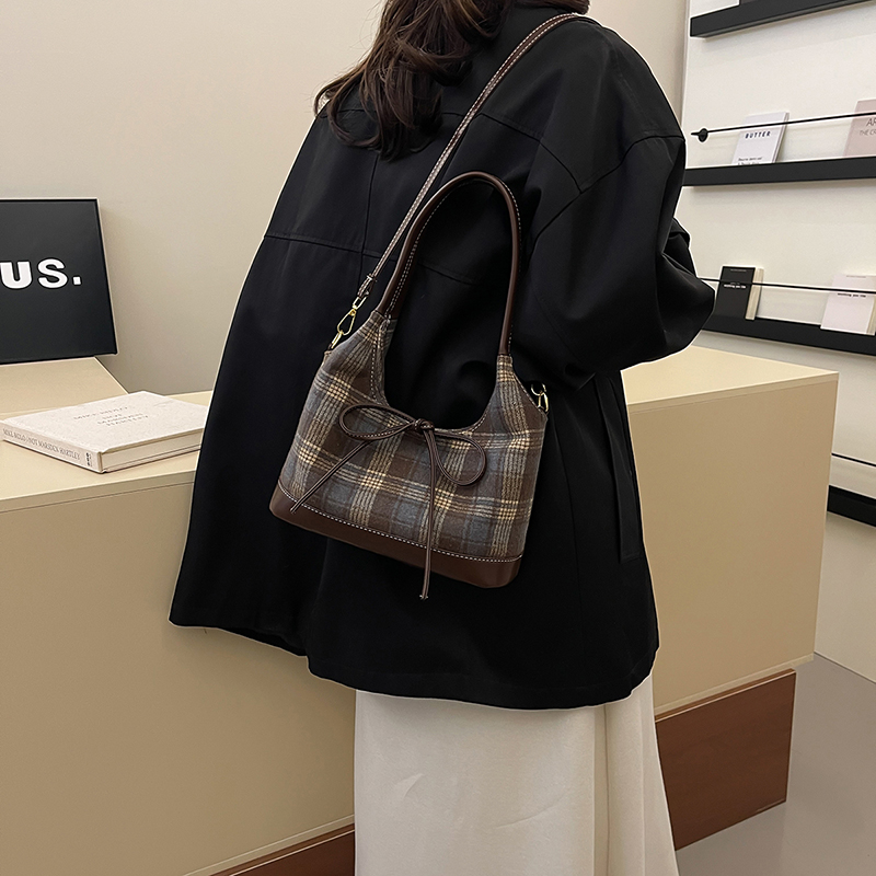 Elegant Patterned Tote Bag - Image 5